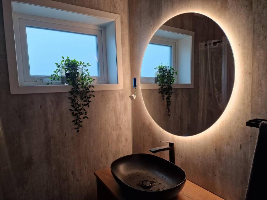 Апартаменты New Flat With Hot Tub - No3 Oyndarfjordur Экстерьер фото